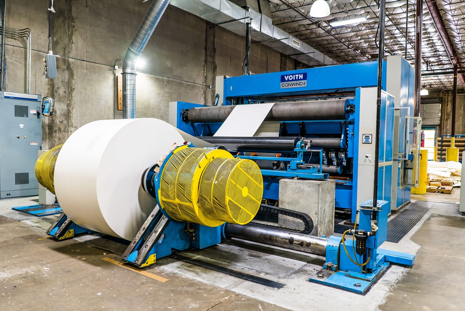 A DSC08845 rewinder with roll machine in factory